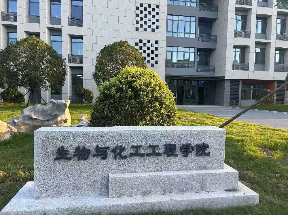 萨迦县扬州职业大学体育场高杆灯项目